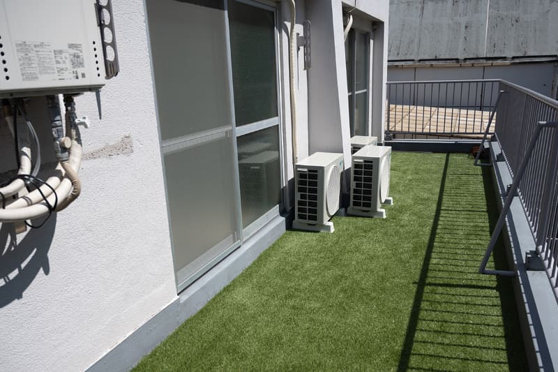 手前がダイニングの掃き出し窓、奥は仕事部屋の掃き出し窓だ。でかいバルコニーでつながっている