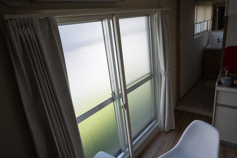 リクシルの「インプラス」で二重サッシにしたダイニングの掃き出し窓。奥に見える小さな窓も二重サッシにしている