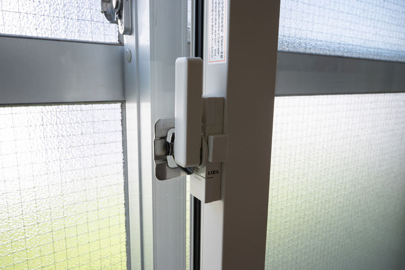 内窓はリクシルの「インプラス」で、いわゆる樹脂サッシ。レールなども含めてほとんどが樹脂製か樹脂製パーツに覆われているため、室内の空気を冷やしにくい