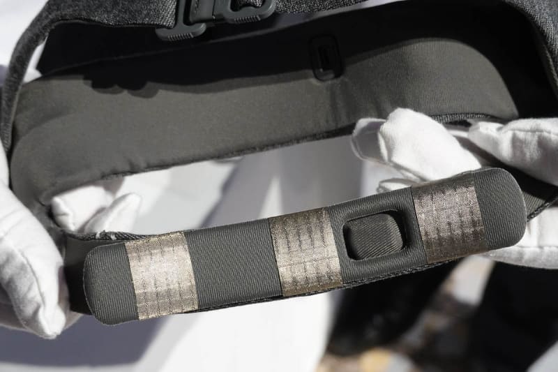 額のセンサーと骨伝導スピーカー