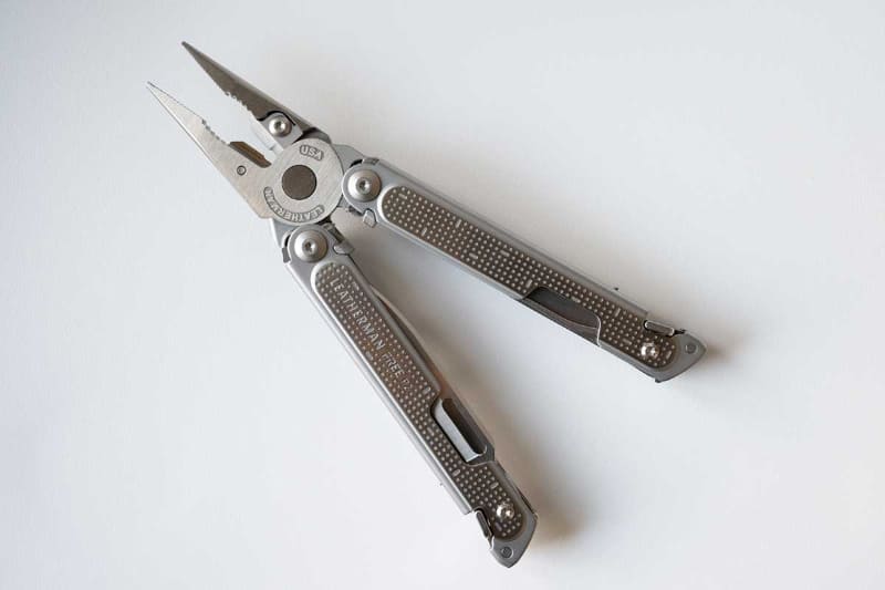 レザーマンのアイデンティティーでもあるプライヤーを展開したところ