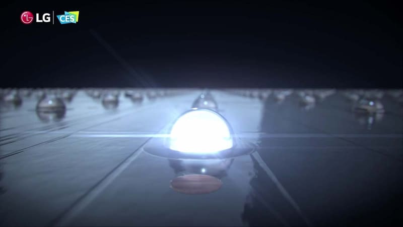 従来型のLEDバックライト。ミニLEDとは違い、大型のものに光を拡散させる機構を組み合わせて使っている