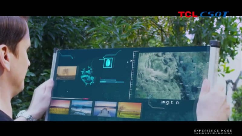 TCLがプレスカンファレンスの中で公開した「巻き取り式ディスプレイ」の採用例。映像はあくまでCGであり本物ではないが、16インチを目処に開発は進んでいるようだ