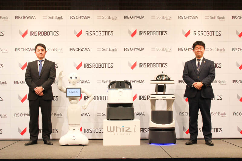 ソフトバンクロボティクスグループ代表取締役社長兼CEO 冨澤文秀氏(左)と、アイリスオーヤマ代表取締役社長 大山晃弘氏
