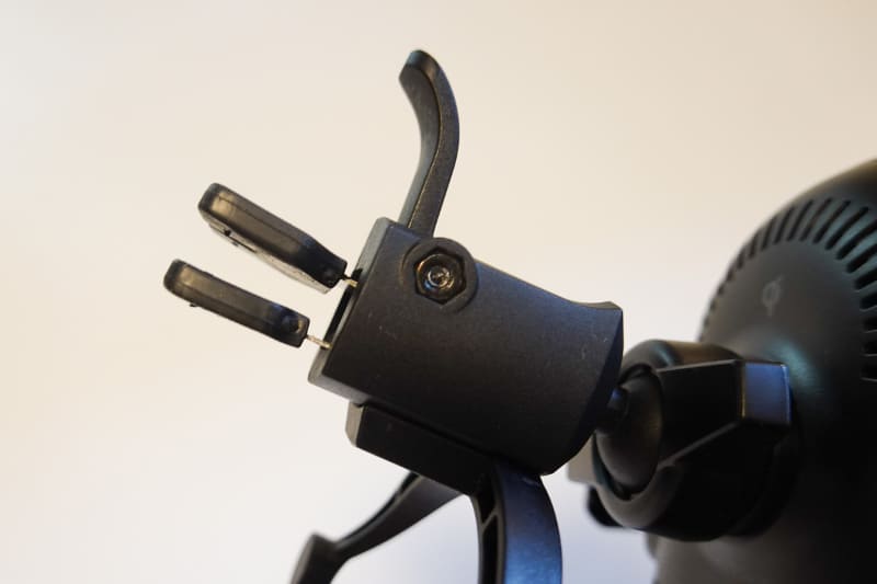 レバーを倒して締め付けます