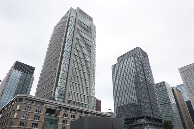 丸の内ビル(手前)と新丸の内ビル(右手側奥)