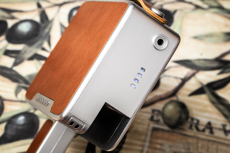 背面の4つのLEDゲージで電池残量や残り記録時間がわかる