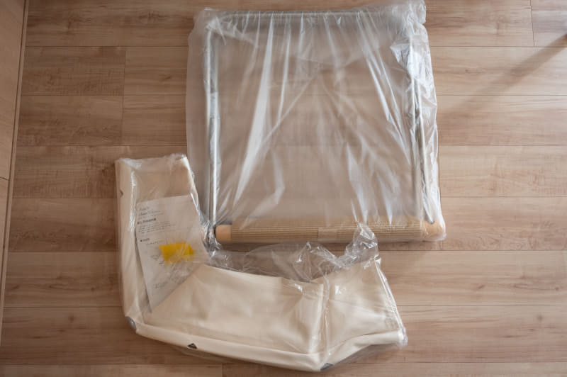 箱から出した「ニーチェアエックス」。組み立ては、フレームの入っているシート部分と脚部をネジで止めるだけ