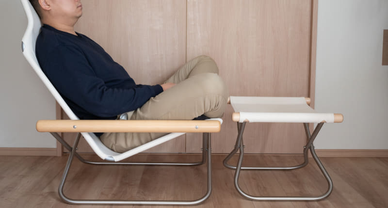 あぐらをかいても肘かけが太ももにほとんど干渉しない