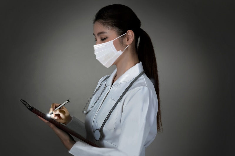 暗い場所でも書けるライトをペン先に搭載