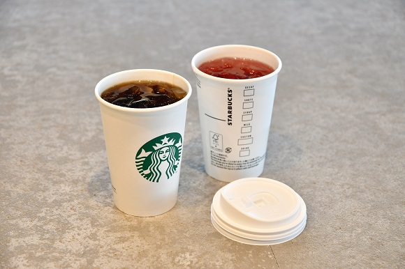 スターバックスのアイスコーヒーとアイスティー。2月15日からはホット・アイス兼用の紙カップで提供される