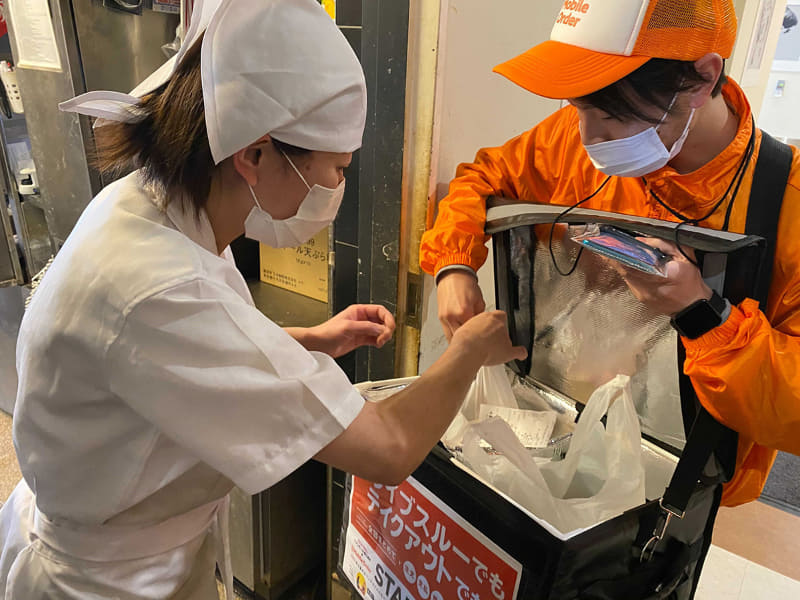 専任のポーターが各店から商品をピックアップ