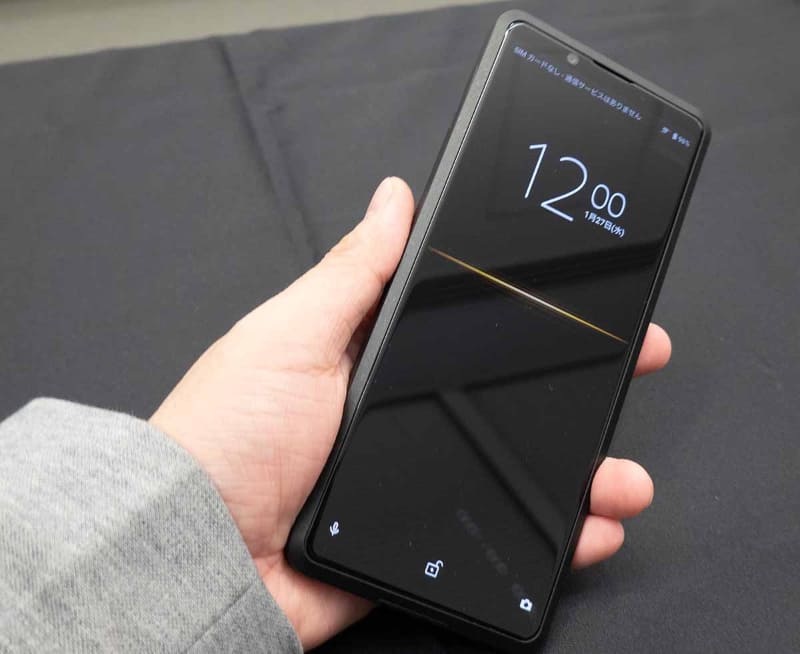 Xperia PRO実機。サイズ的にはXperia 1 IIを一回り大きくしたような感じだ