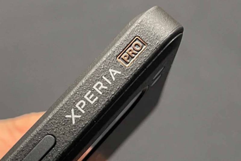 側面にそっと「PRO」のロゴが光る。