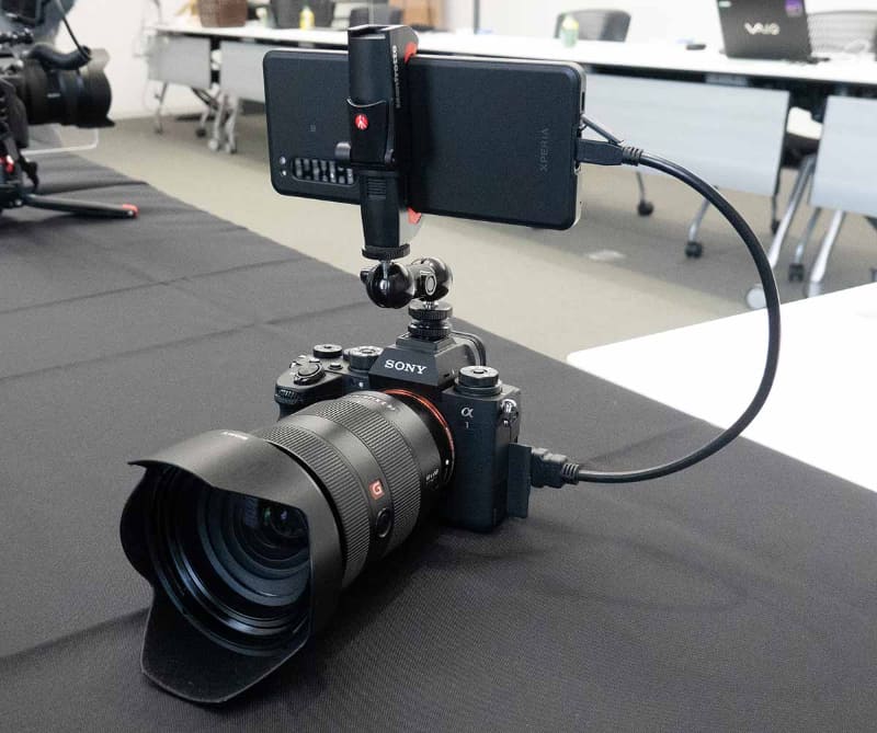 Xperia PROとαの接続例。カメラの上にサードパーティーから販売されているスマホ固定機器をつけて、HDMIなどでつなぐ