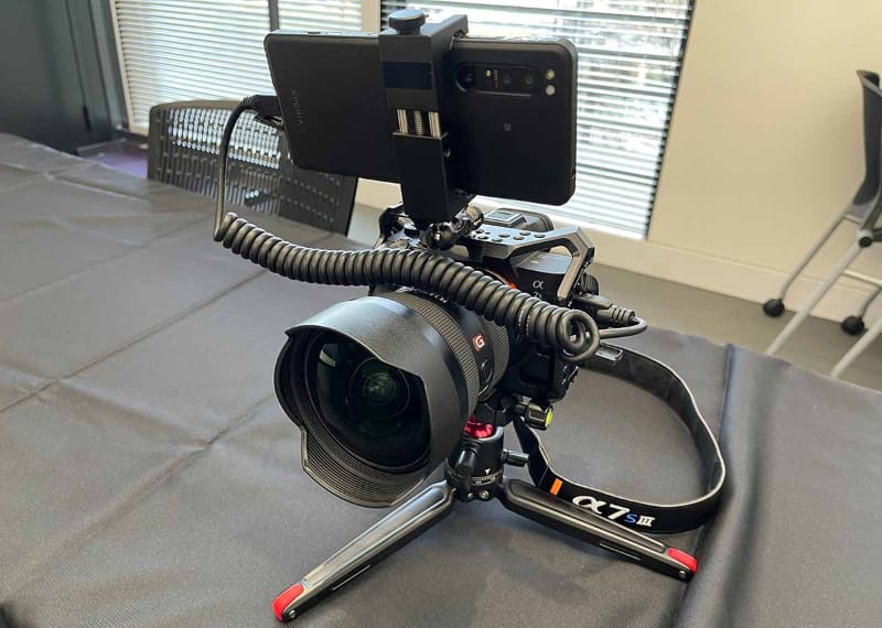 取り付け方などによっては、電源ボタンとの干渉の関係で、ケーブルの取り回しが面倒になることも。これは「プロ向け」としてはあまり美しくない