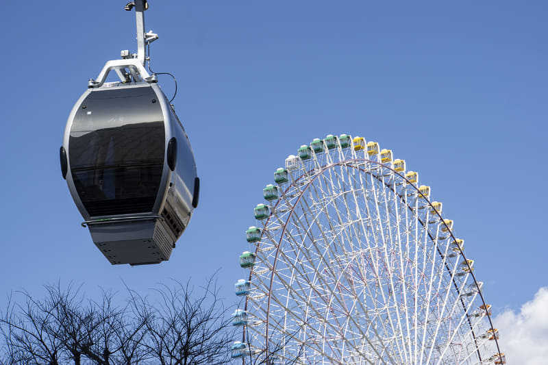 みなとみらいの観光スポットの1つである大観覧車と、ロープウェイのゴンドラ