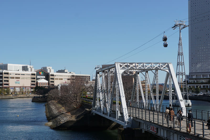 汽車道を挟み反対側からはこのように見える