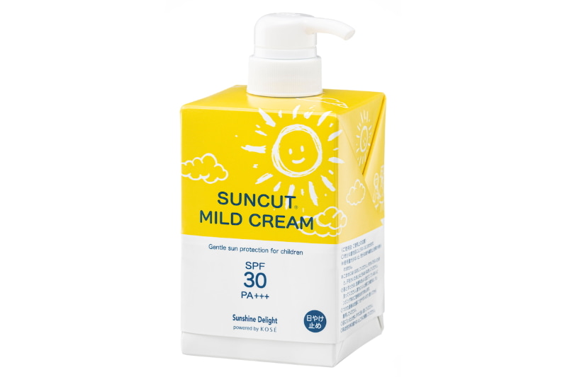 ポンプが付く耐水性の紙パック「キューブパック」を採用したコーセー(Sunshine Delightブランド)の日やけ止めクリーム「サンカット マイルドクリーム」