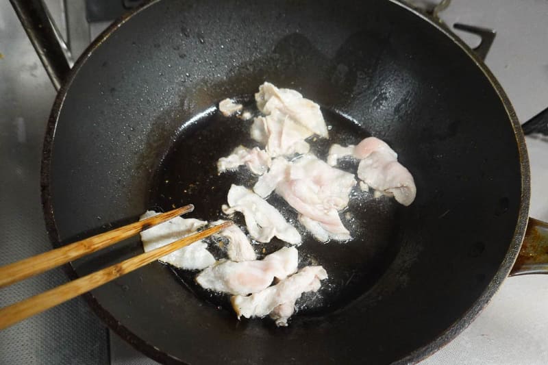 基本は小分けされた食材をレシピ通りに炒めていくだけです