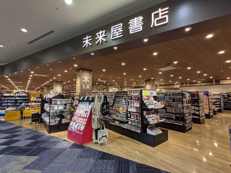 向かいにある未来屋書店の文具・雑貨コーナー