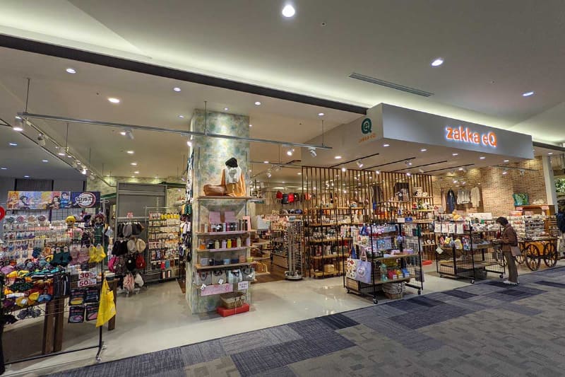 斜め向かいの位置にある「zakka-eQ」