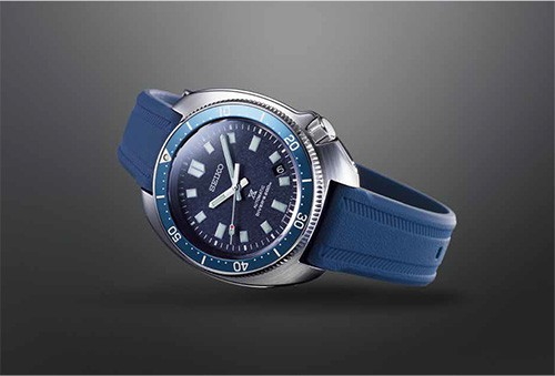 ブルーの強化シリコン製の交換用ストラップが付属