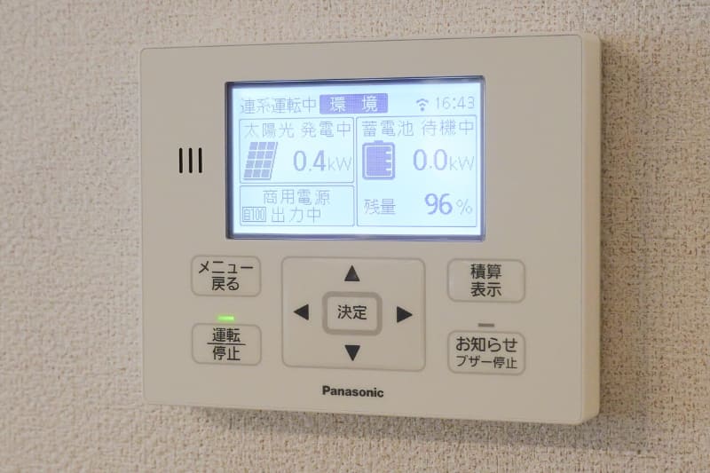 壁面の端末で太陽光発電や蓄電池の状況などがわかる