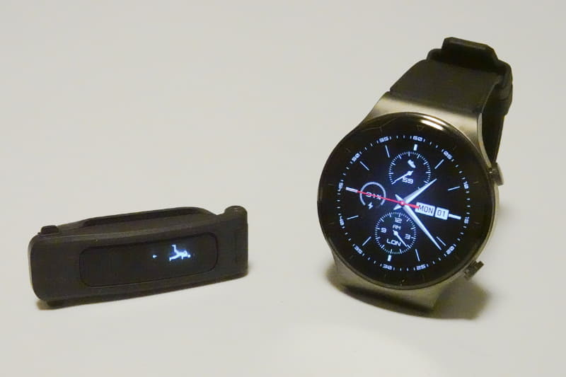 靴用バンドにセットしたHUAWEI Band 4e(左)とHUAWEI WATCH GT 2 Pro