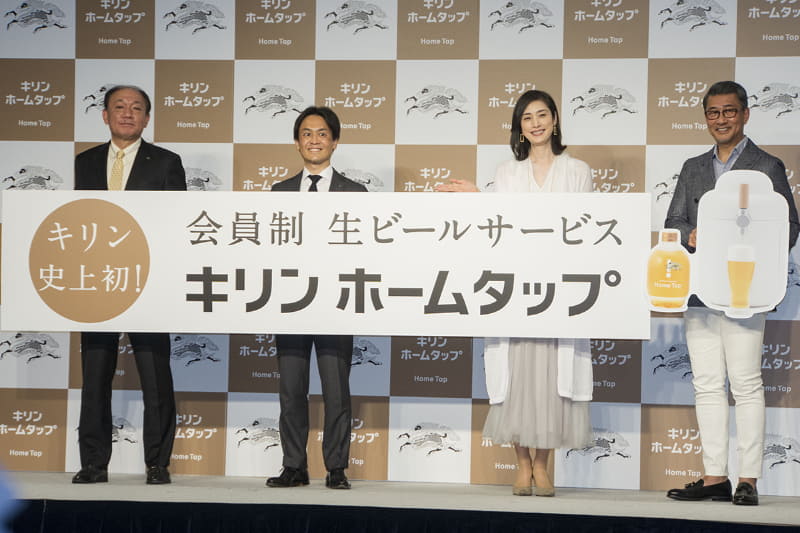 (左から)布施孝之氏、山形光晴氏、天海祐希さん、中井貴一さん