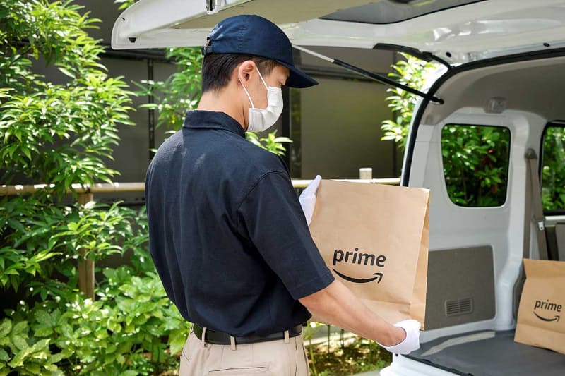 Amazonのスタッフが配達