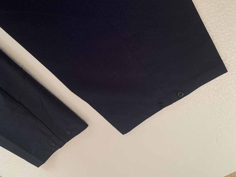 左：ジャケットの袖のボタン。右：パンツの裾のボタン