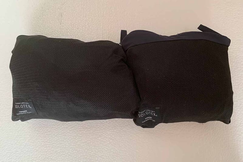 ジャケットやパンツはポーチに収納できる