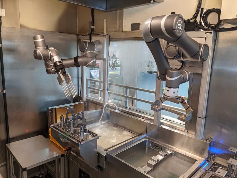 今回のリテールテックとは直接関係ないが、3月10日にJR海浜幕張駅にオープンした「そばいち」のロボット麺茹で機。一部オペレーション無人化の象徴的なもの