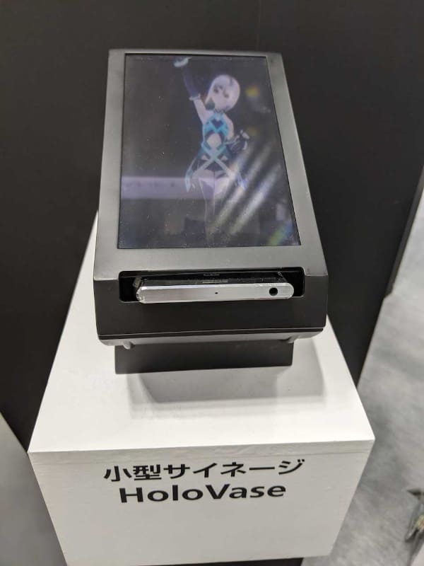 ASKA3Dの使用例では、kiwamiの小型サイネージはスマートフォン上の画像を3D映像として浮き上がらせることが可能