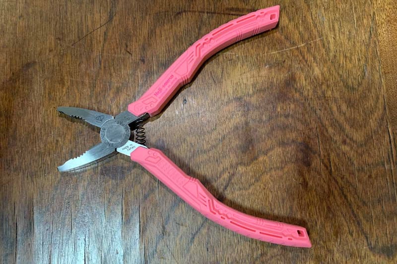 黒い丸の部分に「N」と「S」の複合体がマーキングされている