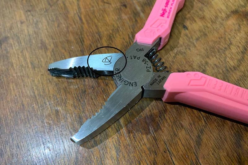 黒い丸の部分に「N」と「S」の複合体がマーキングされている