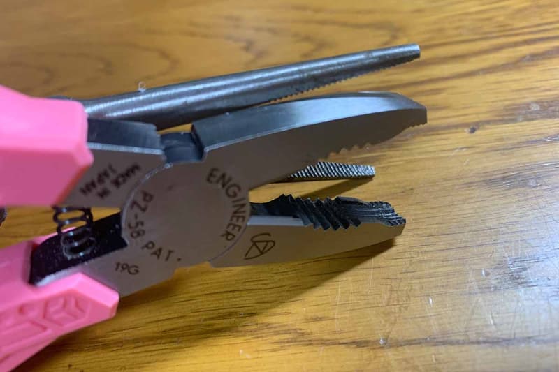 前：ネジザウルスGT 後：通常のペンチ　通常のペンチはヨコ溝に対してネジザウルスGTの先端がタテ溝になっている