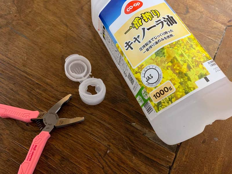 ネジザウルスGTで油ボトルのフタを外した様子