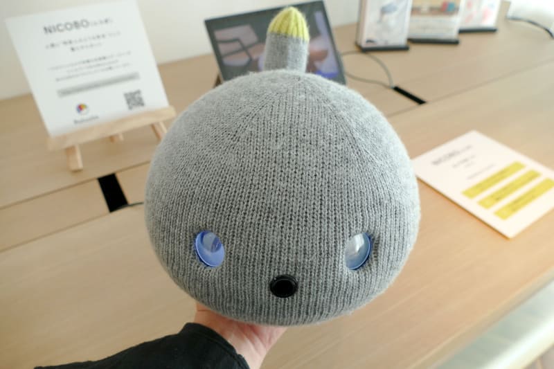 重さは1.2から1.3kg。片手で持てる