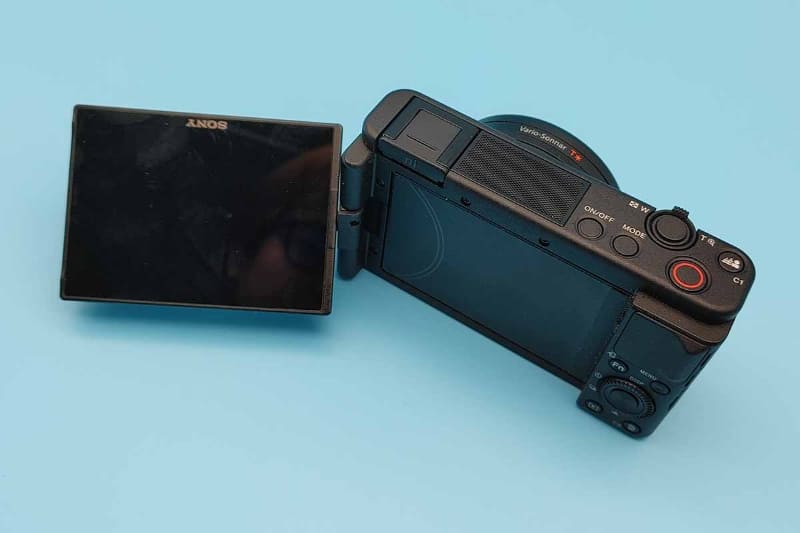 バリアングルモニターでディスプレイの向きを好きな角度に変えられる