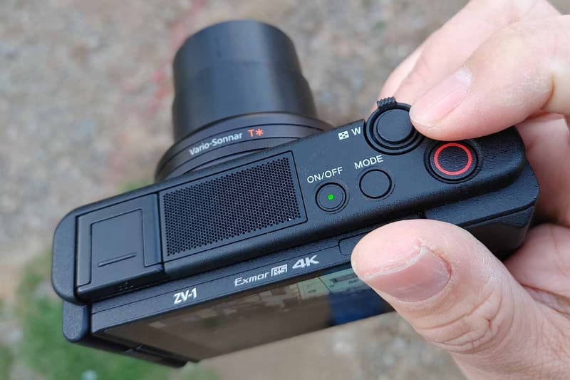 静止画と動画の撮影操作をボタンで切り分け