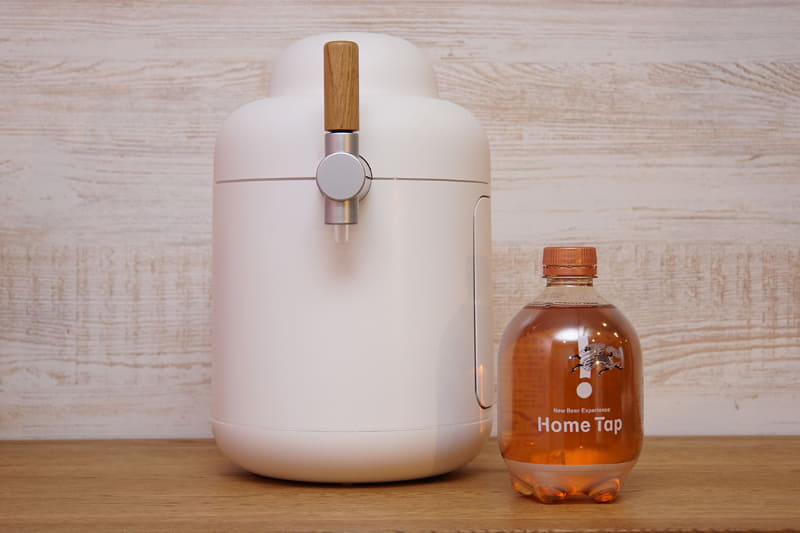 サーバーとペットボトル。まるで親子のようなほほえましいデザイン