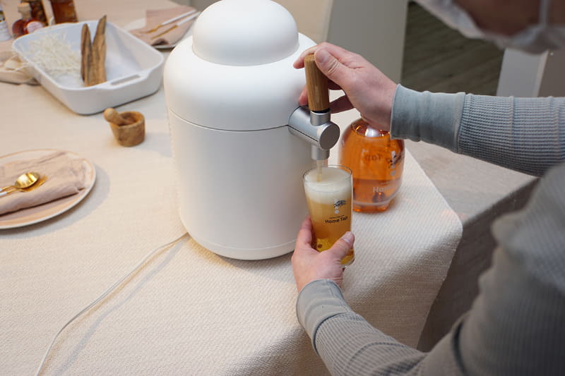 サーバーから生ビールを注いでいるところ