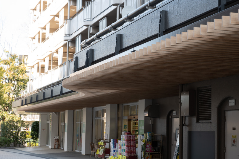 80mに10店舗が入る団地内の商店街区。現在はすべて入居し空き区画は無い状態だ