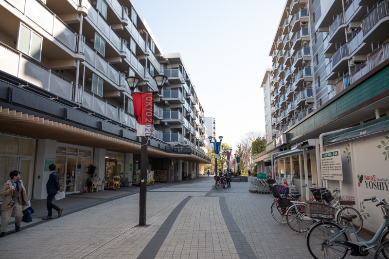 今回は写真左側の商店街区に施工されている。すべての住居棟に実施しているわけではない