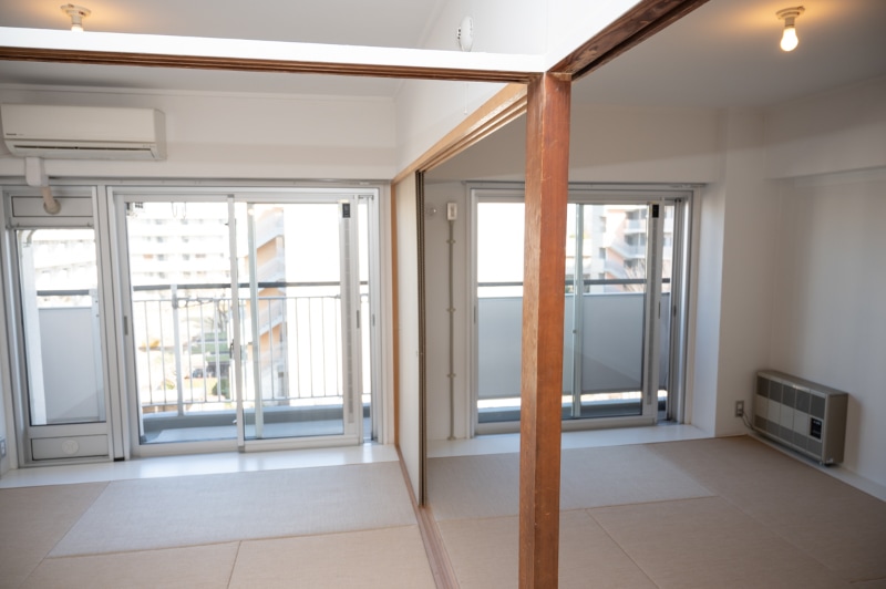 「光が丘パークタウン」にある「MUJI×UR」のリノベーション住戸。鴨居など一部は残されている