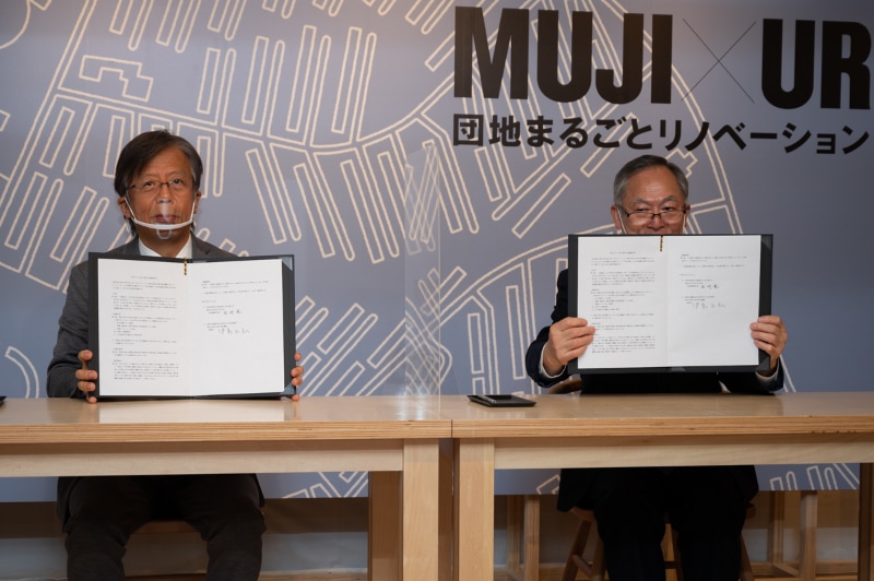 協定締結式。左から都市再生機構 理事長の中島正弘氏、MUJI HOUSE 代表取締役社長の松崎暁氏