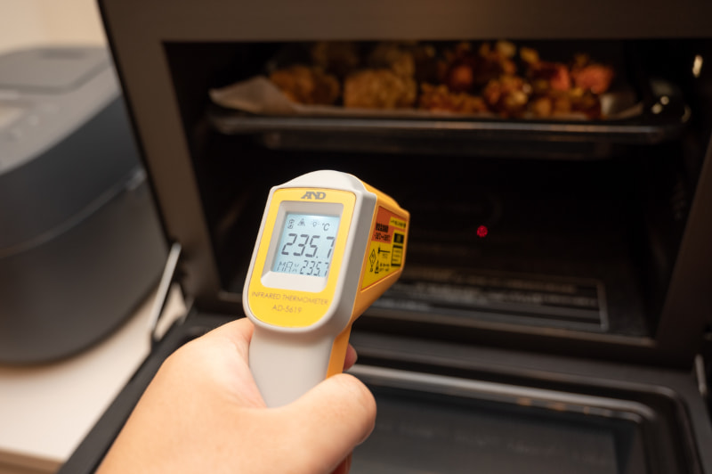 オーブンでから揚げを温め直した直後、底面は235℃と高温。冷めたかどうかを触れずに確認できます