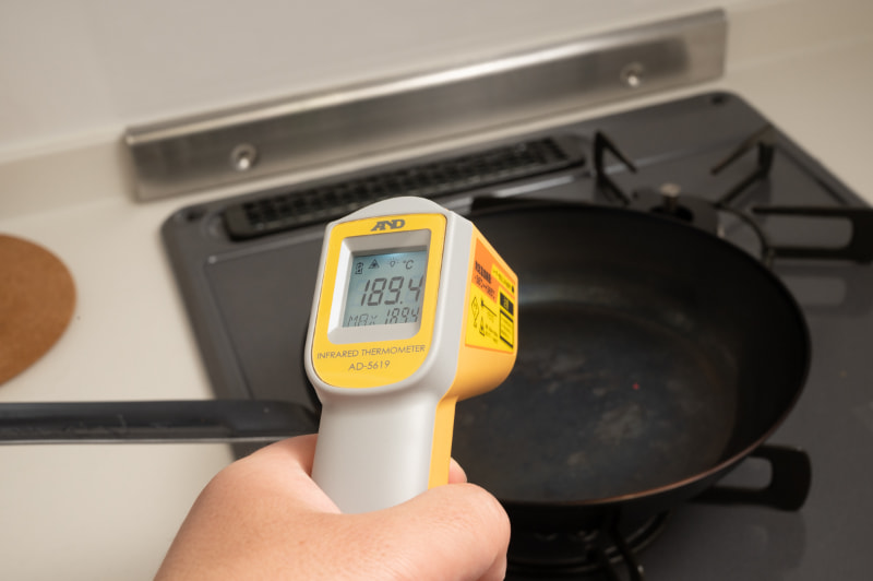 加熱中の鉄のフライパン、外周部